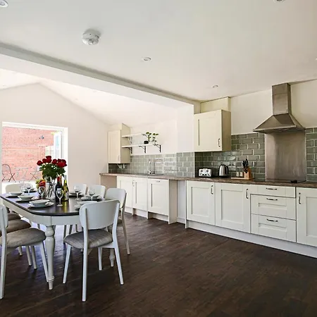 Premium 4 Large Double Bed Townhouse In Bicester, Next To Bicester Village Exterior photo