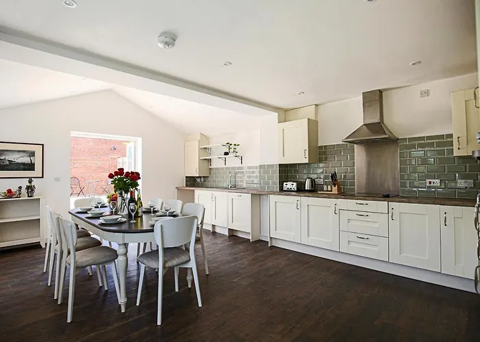 Premium 4 Large Double Bed Townhouse In Bicester, Next To Bicester Village