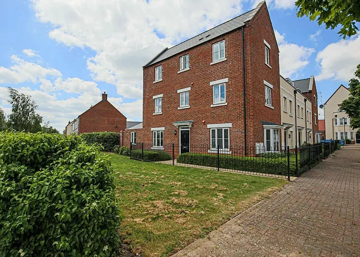 Premium 4 Large Double Bed Townhouse In Bicester, Next To Bicester Village