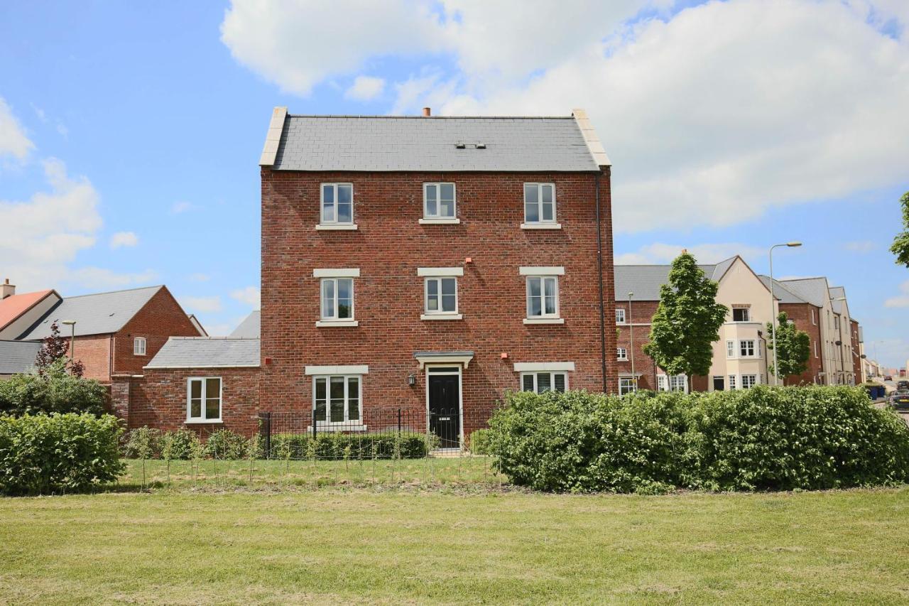 Premium 4 Large Double Bed Townhouse In Bicester, Next To Village Holiday home *