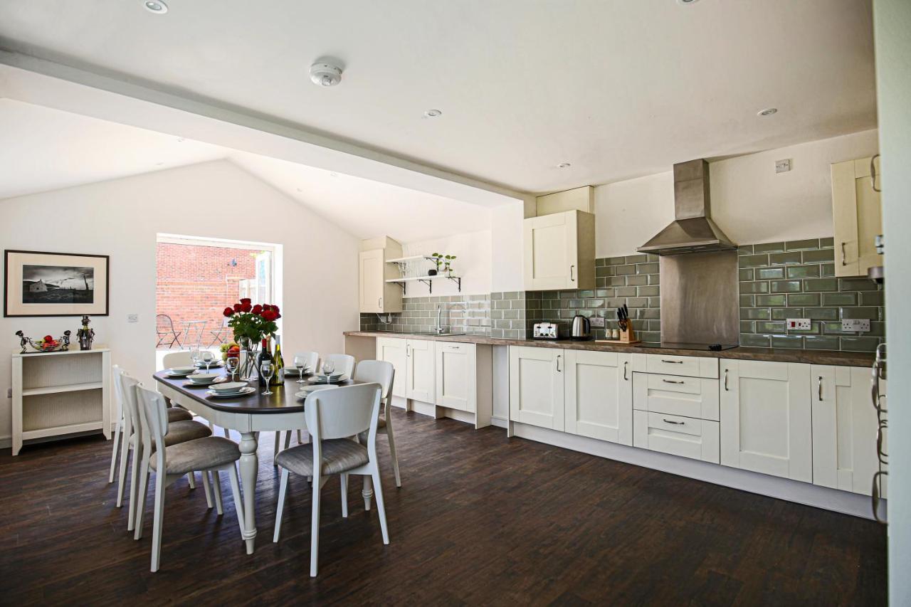 Premium 4 Large Double Bed Townhouse In Bicester, Next To Village Holiday home Bicester