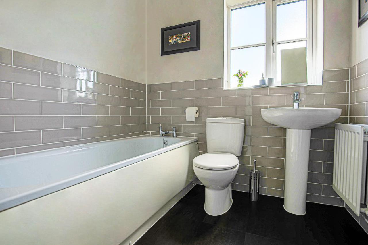 Premium 4 Large Double Bed Townhouse In Bicester, Next To Village *