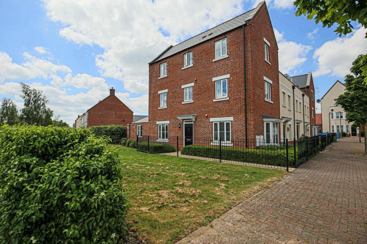 Premium 4 Large Double Bed Townhouse In Bicester, Next To Village