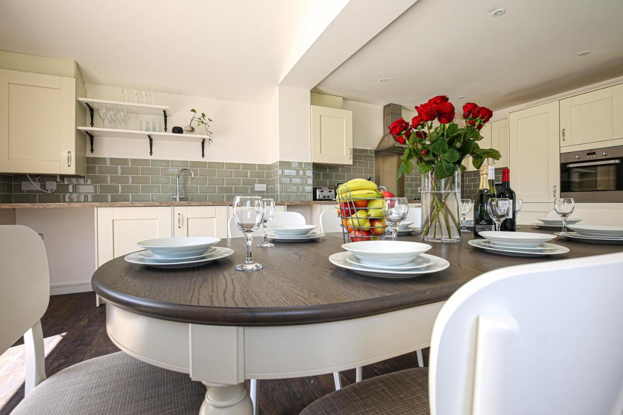 Premium 4 Large Double Bed Townhouse In Bicester, Next To Village Holiday home Bicester