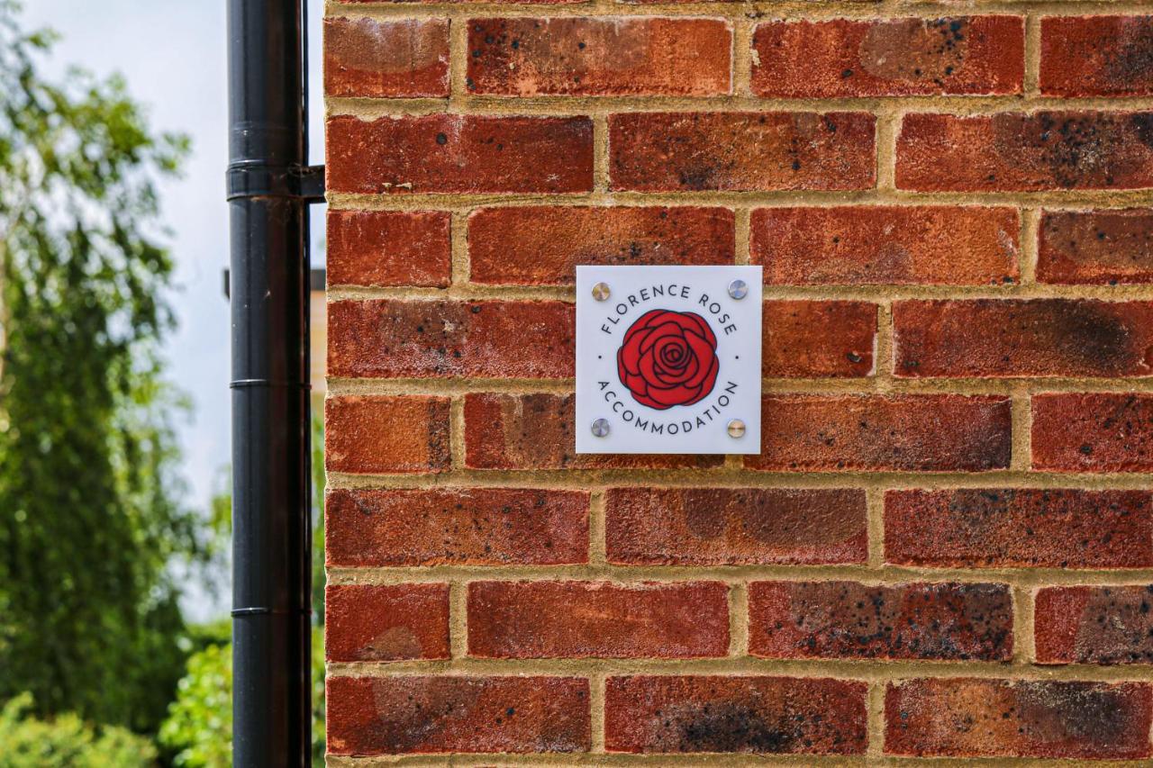 Premium 4 Large Double Bed Townhouse In Bicester, Next To Village *