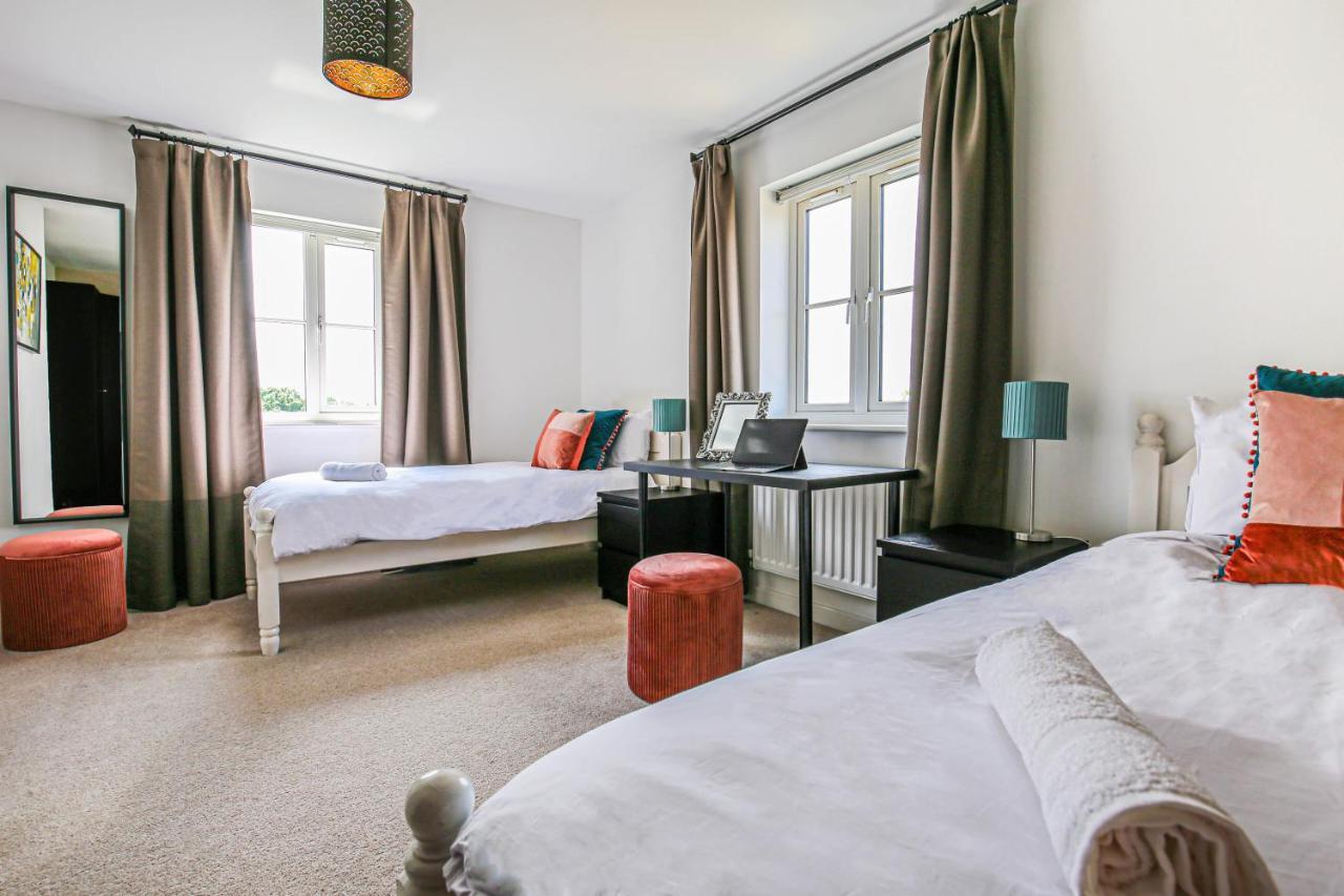 Holiday home Premium 4 Large Double Bed Townhouse In Bicester, Next To Village *