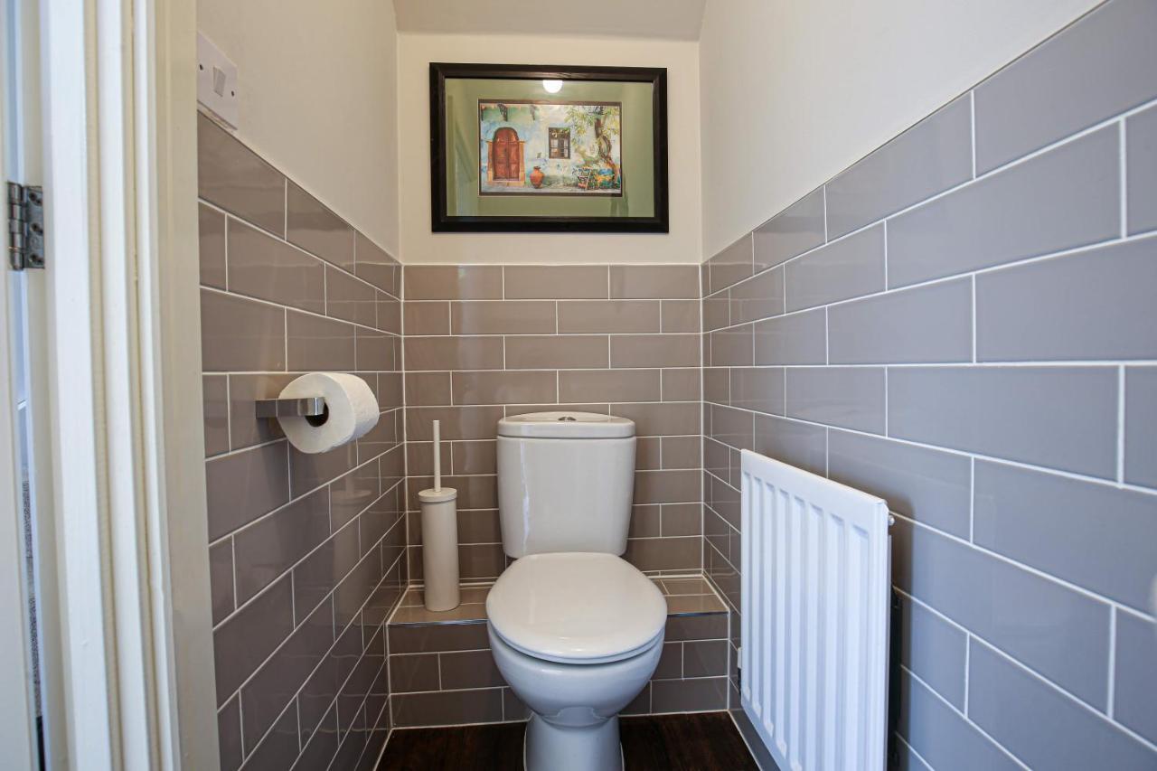 Premium 4 Large Double Bed Townhouse In Bicester, Next To Village Holiday home