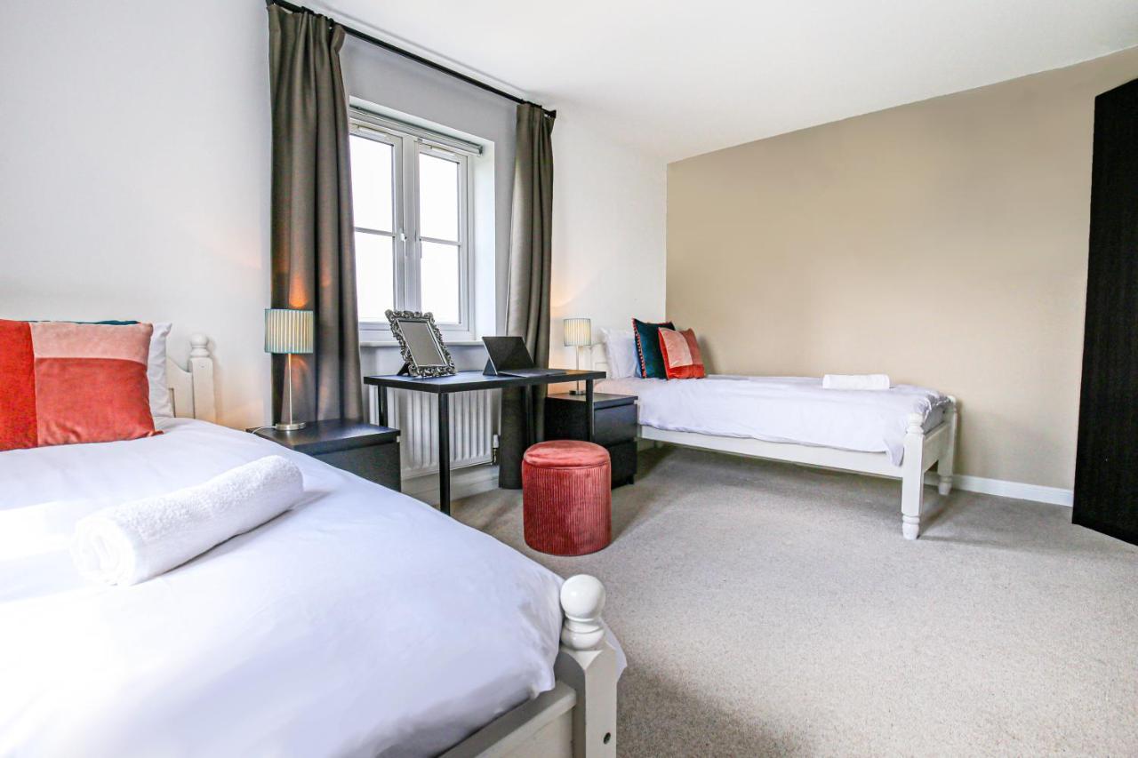 Premium 4 Large Double Bed Townhouse In Bicester, Next To Village Holiday home *
