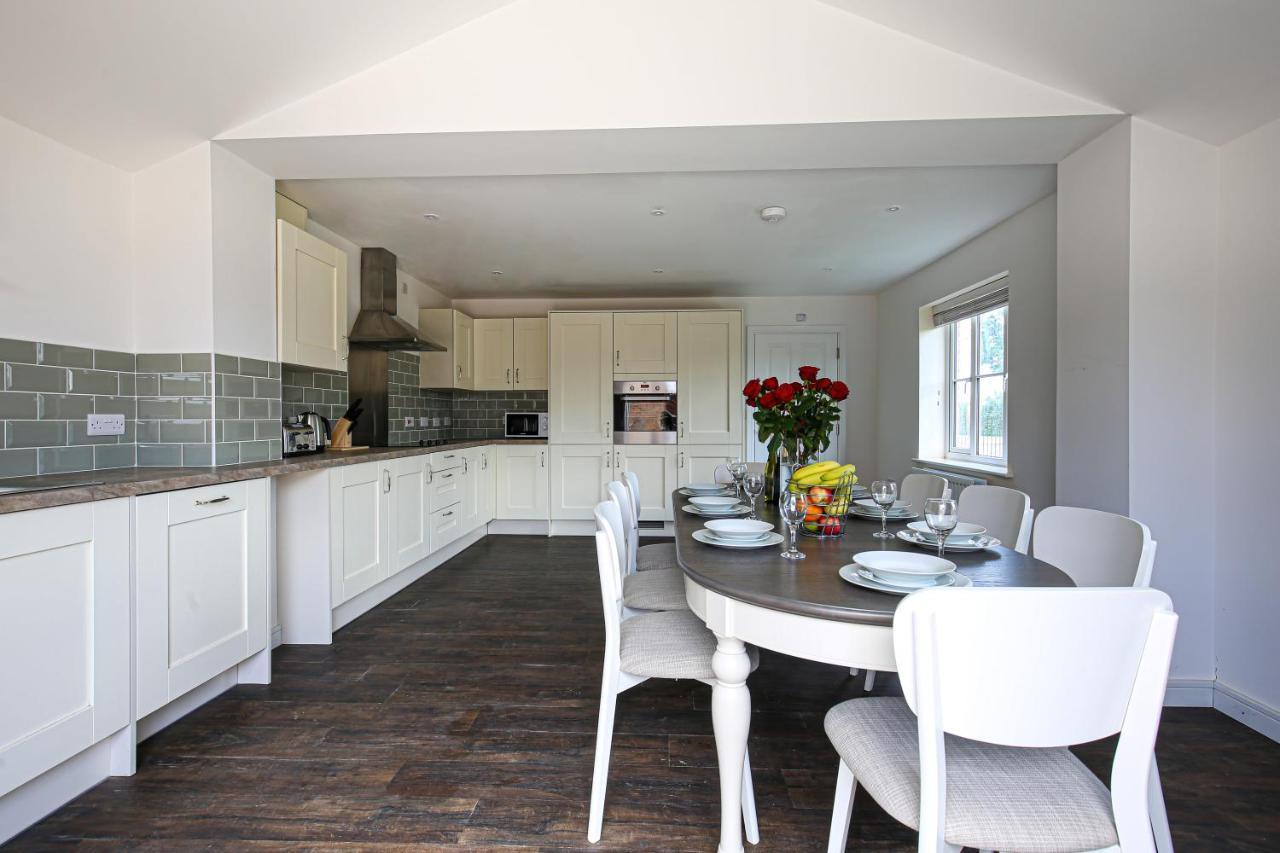 Premium 4 Large Double Bed Townhouse In Bicester, Next To Village Bicester