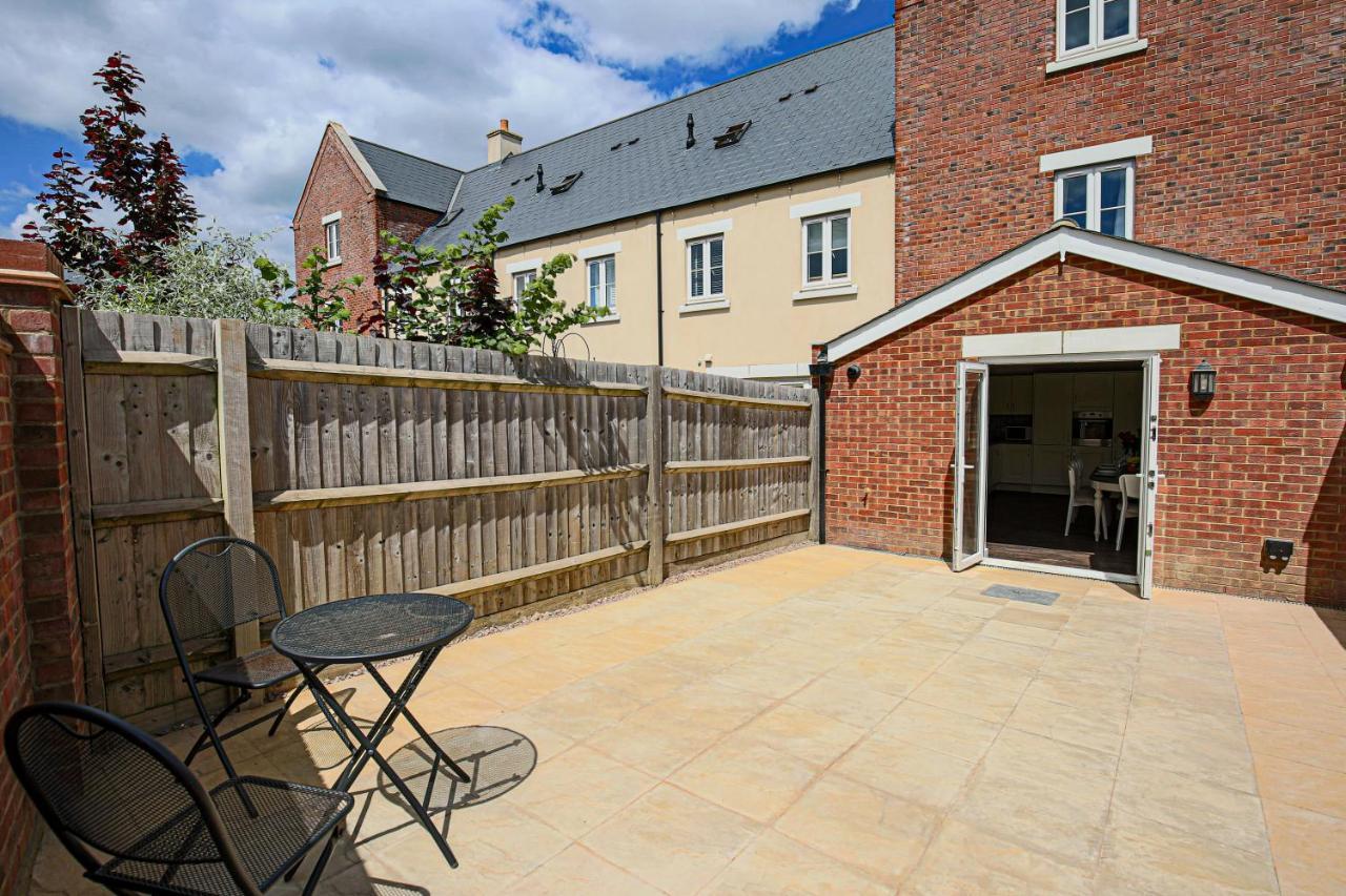 Premium 4 Large Double Bed Townhouse In Bicester, Next To Village Holiday home