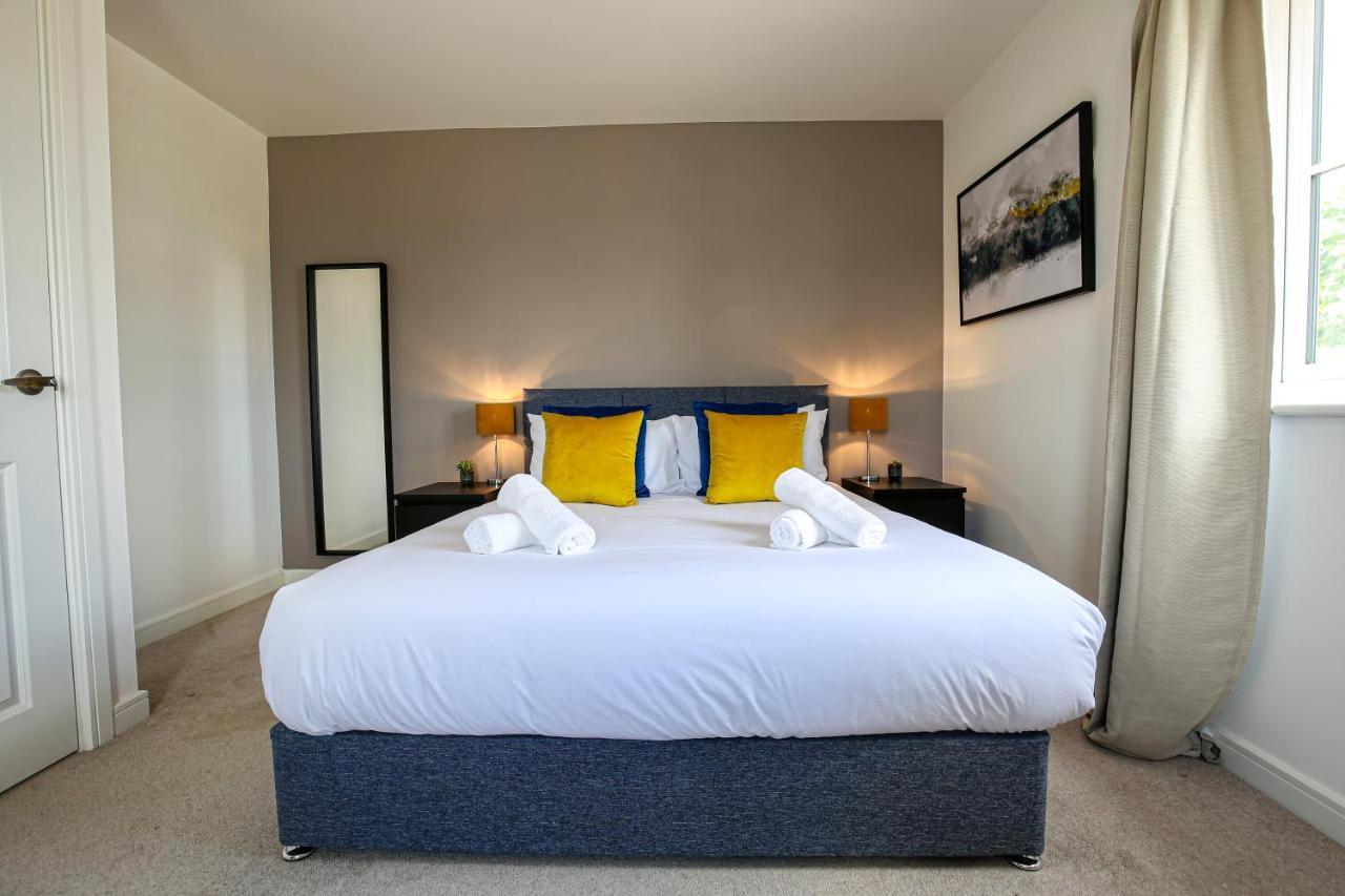 Premium 4 Large Double Bed Townhouse In Bicester, Next To Village