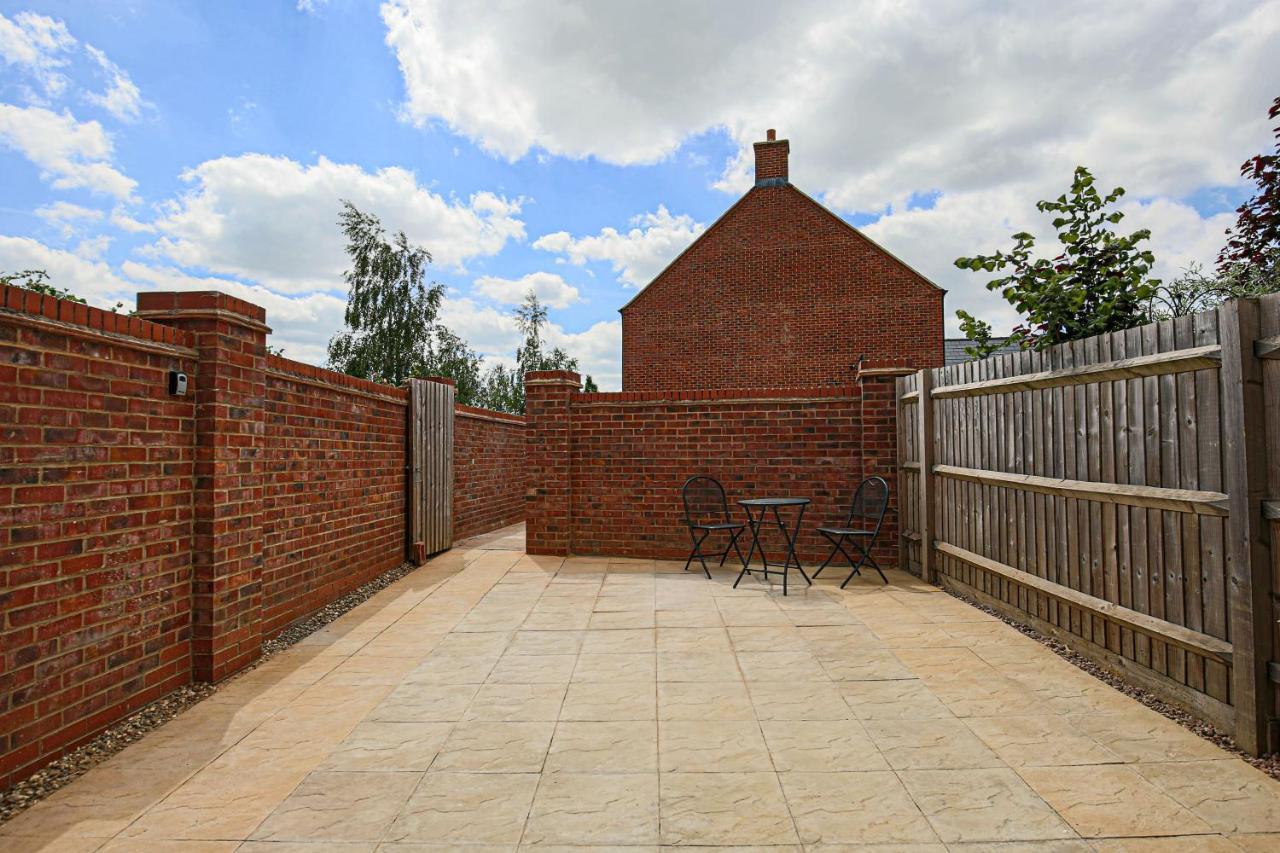 Premium 4 Large Double Bed Townhouse In Bicester, Next To Village *