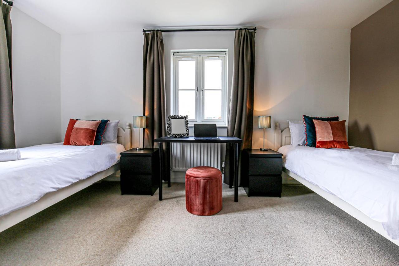 Holiday home Premium 4 Large Double Bed Townhouse In Bicester, Next To Village