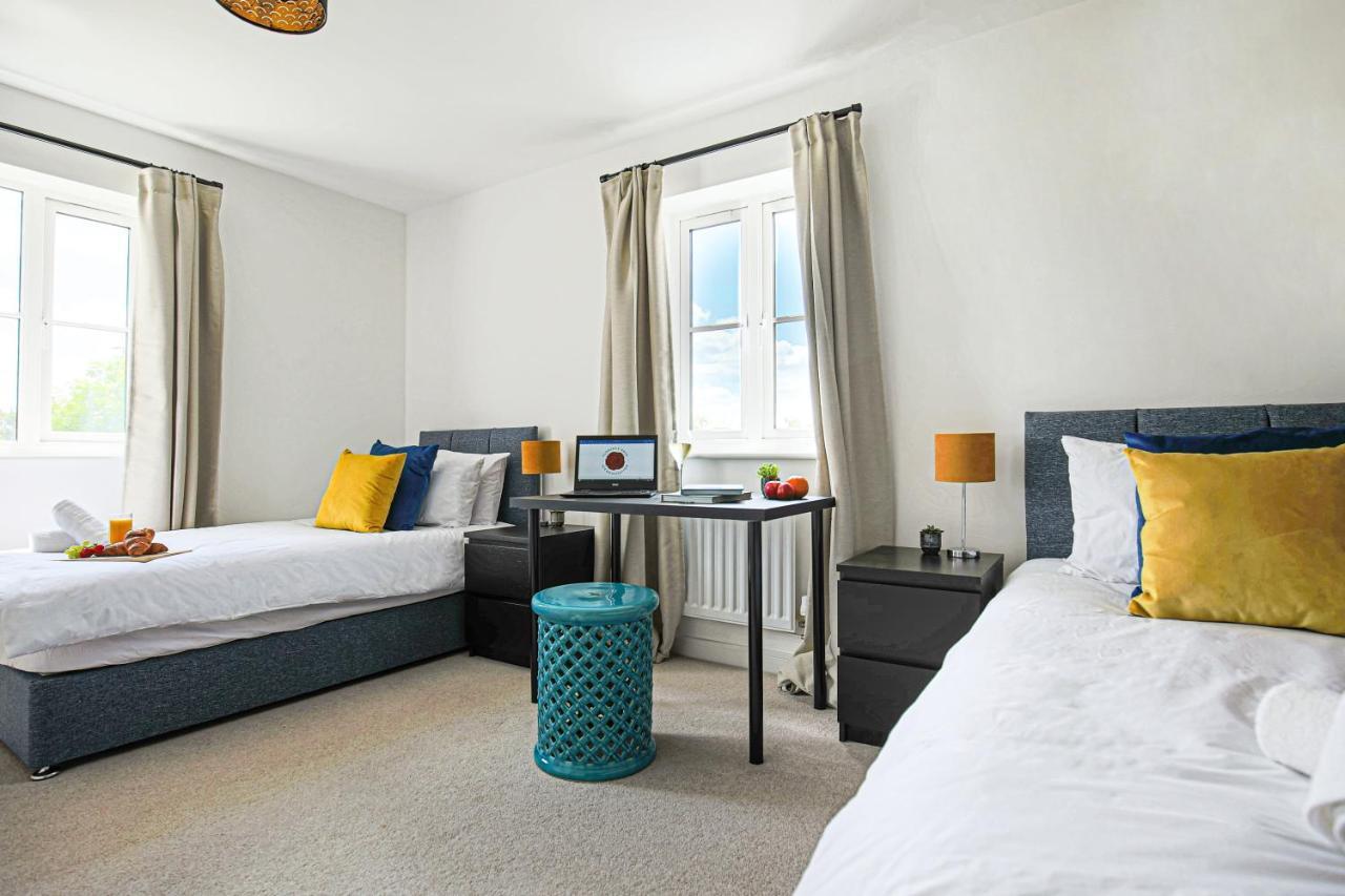 Holiday home Premium 4 Large Double Bed Townhouse In Bicester, Next To Village *