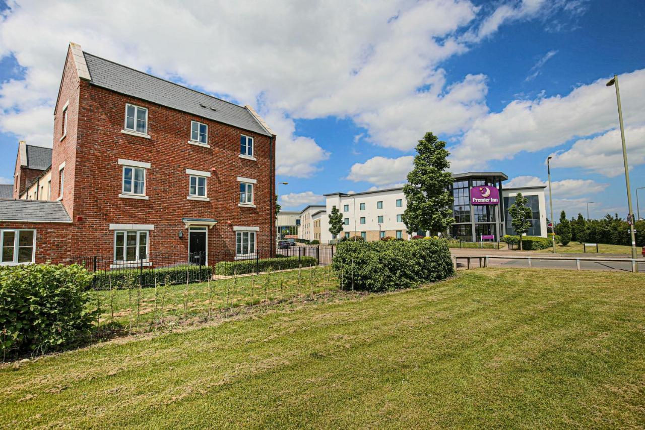 Premium 4 Large Double Bed Townhouse In Bicester, Next To Village *