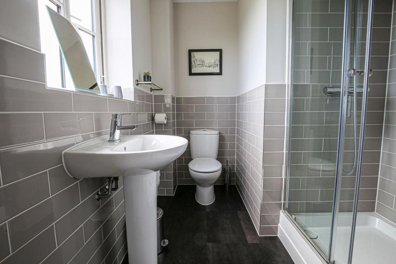 Premium 4 Large Double Bed Townhouse In Bicester, Next To Village Holiday home *